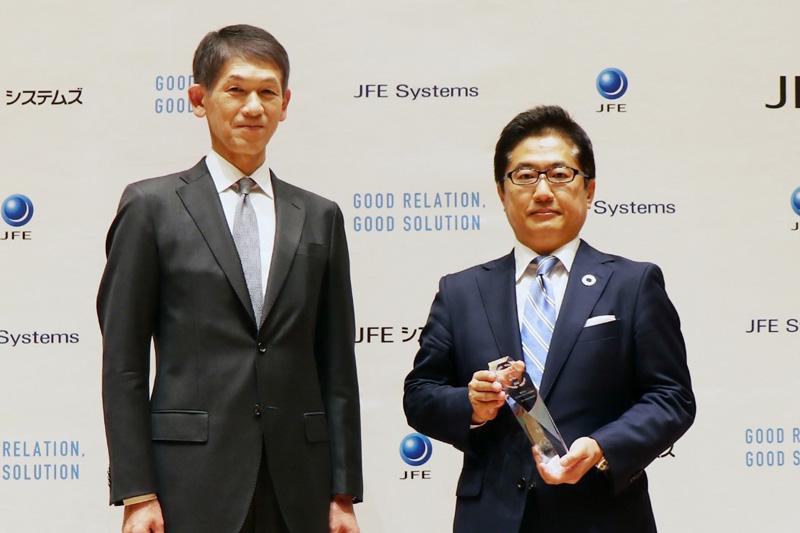 左から、JFEシステムズ大木哲夫社長、BBS谷渕将人常務執行役員