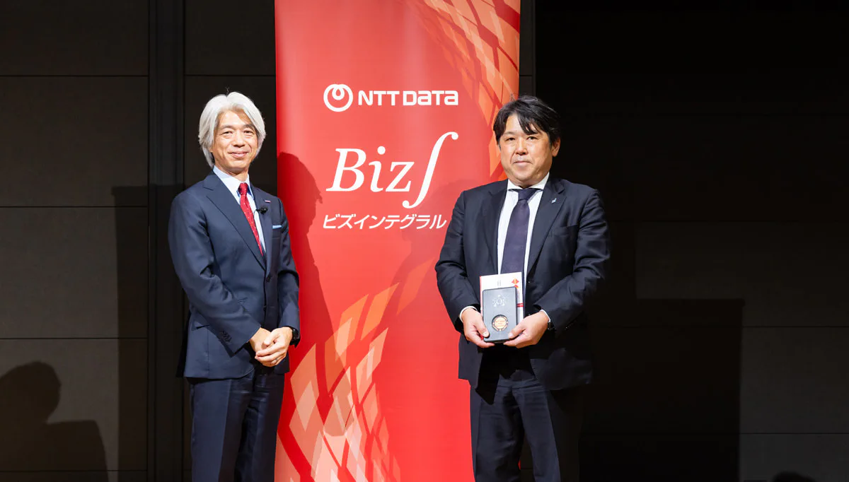2026年6月に開催された「Biz∫ AWARD 2026」にてBiz∫社 田中宏治社長（左）、BBS中村裕仁取締役専務執行役員（右）