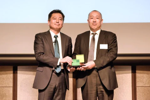 mcframe Award 2023 授賞式にて、B-EN-G 羽田雅一社長（左）と、BBS 金子誠太執行役員（右）