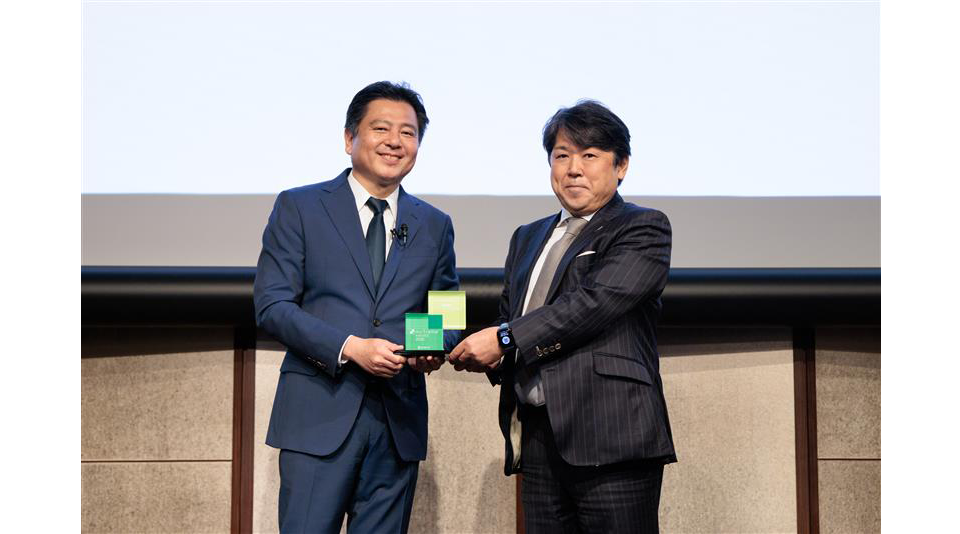 2025年5月に開催された「mcframe Award 2025」 授賞式にて、 B-EN-G 羽田雅一社長（左）と、BBS 中村裕仁取締役（右）