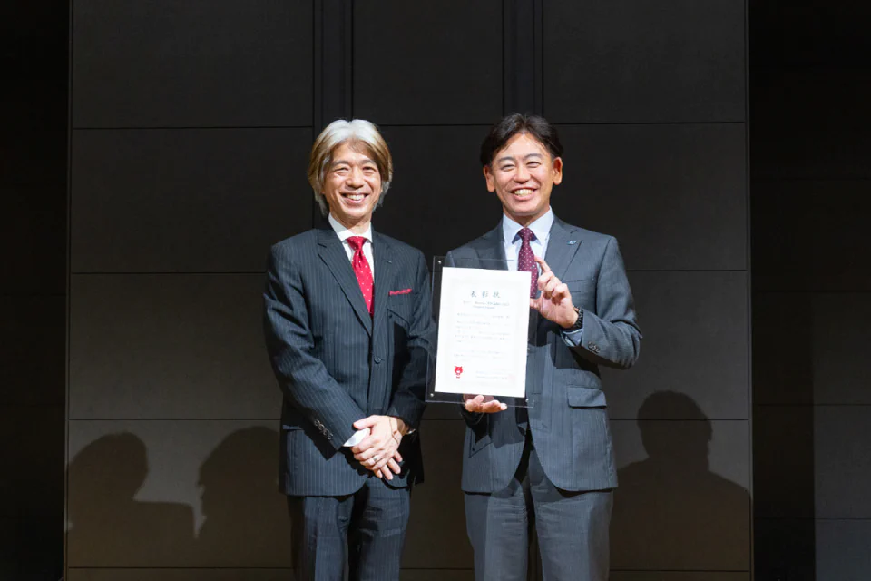 2025年6月に開催された「Biz∫ AWARD 2025」にて NTTデータ・ビズインテグラル 田中宏治社長（左）、BBS柳生裕執行役員（右）